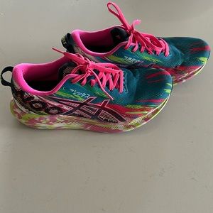 Asics brightly colored runners. Great condition, Ladies size 8.5.